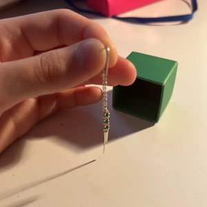 L8H tagg örhänge😻 - Världens snyggaste Lott Hasselblad örhänge till salu!😻😻Den är skitsnygg och passar så bra med andra örhängen men säljer pga att jag har köpt ett annat par örhängen!💕Det är ett örhänge (dom säljs styckvis)🤗skriv för bilder och priset kan diskuteras!💕