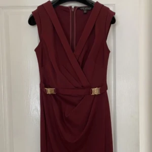 Lipsy klänning❤️🍷 - Säljer denna jätte fina klänning från lipsy london. Klänningen är bodycon och är till knäna. Använd en gång, och säljer pga att den är för stor. Skriv för mer info eller bilder!😚❤️obs, pris kan diskuteras.