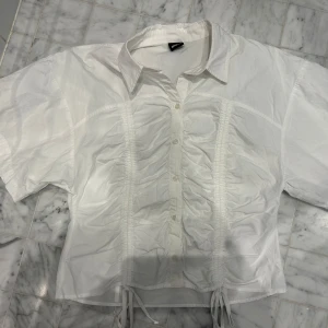 Topp med knytning - Superfin topp med knytning från Gina Tricot - knappt använd! 