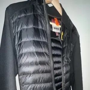 Säljer en Parajunper Jayden Mesh Hybrid Jacket Black som inte kommer till användning, så gott som ny men tyvärr har den slitaget vid högra armen vid handleden och fick kedjan vid bröstet  håller inte ihop  Utöver det är jackan i ny skick  