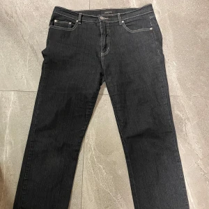 Straight jeans  - Ett par mörkblåa jeans i strl 44🙏🏻