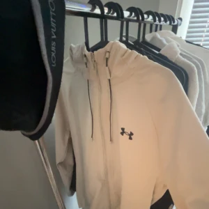 Under armour vindjacka - Under armour jacka, en jätte liten blå fläck på framsidan annars är det inga problem, pris kan diskuteras 