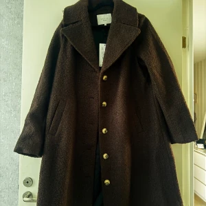 Brun vinterjacka  - Varm jacka passar bra nu inför vintern storlek 42  Den är nyinköpt till och med med prislappen kvar.  Jackan köpt för 1900kr men säljer nu för 1500kr kan säljas lite billigare vid snabb affär.  Finns att hämtas i Lidköping  Betalas med swish