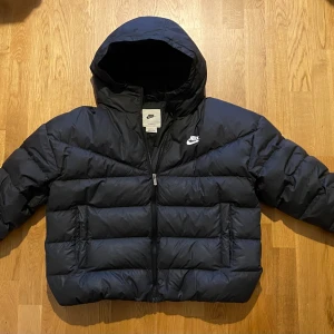 Nike vinterjacka  - Skick 9/10 Endast använd ett fåtal gånger förra vintern. Storlek L men passar även M. Köpt för 2800