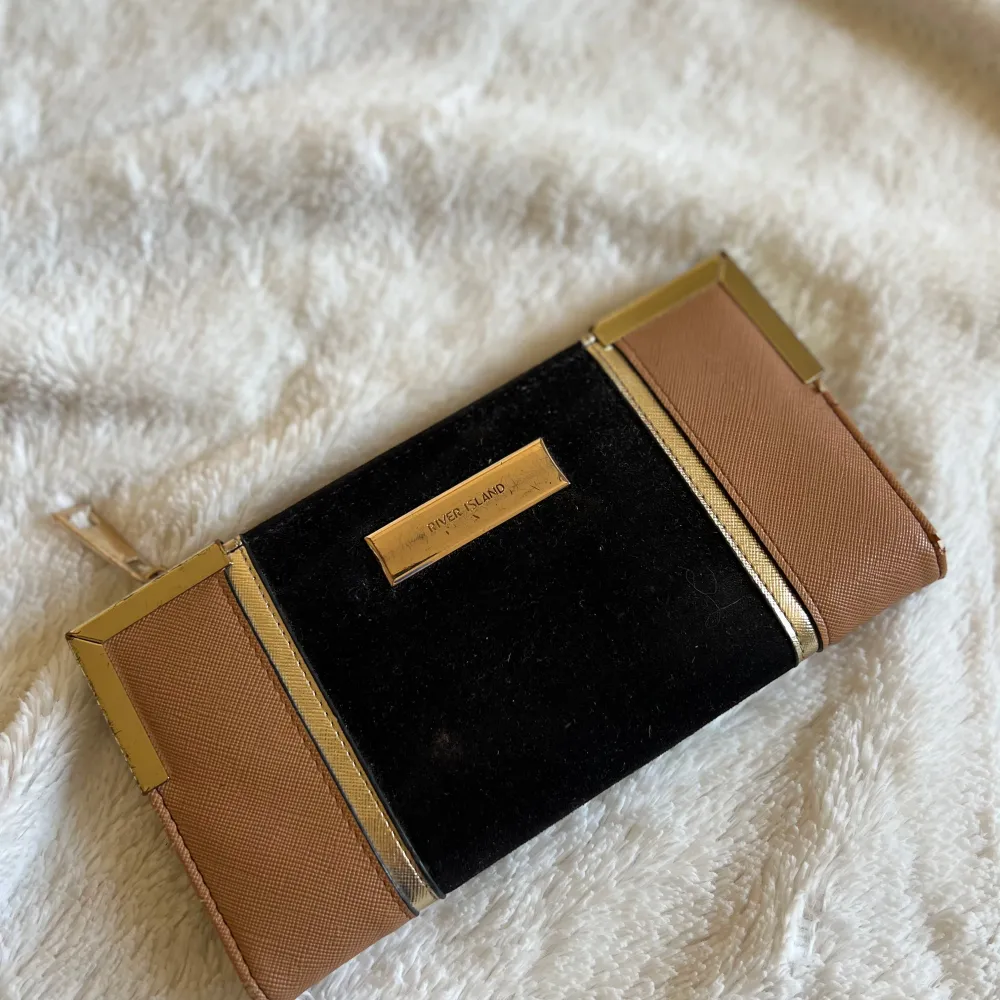 Spacious wallet in nice condition.. Väskor.