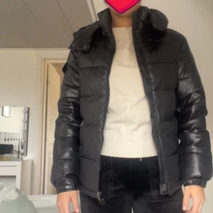 Vinter jacka  - Säljer denna ny inköpta jackan för den är lite för fluffig för min smak så den är aldrig använd. Inköpt för 2299 kr men vill bara bli av med den så säljer den billigare. Står ”fashon” på market på market, man kan även ta bort de om man vill de. 