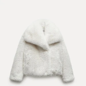 Pälsjacka - Säljer min fina fluffiga pälsjacka från Zara i storlek s. Inköpt i februari i år, men använd endast 1 gång. Nypris 1295kr 🤍🐻‍❄️