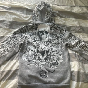 Drainer zip up - Asfet zip up från unknown märke. Galet skön med fett tryck. Väldigt lik Ed Hardy. Storlek M