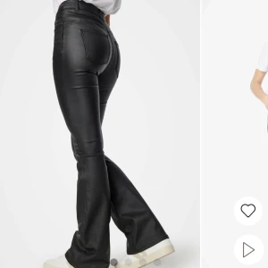 Snygga fakeskinn byxor - Säljer dessa snygga fakeskinn byxor/leggings. Sitter supersnyggt på (är 177cm). Storlek M, köparen står för frakt 💞