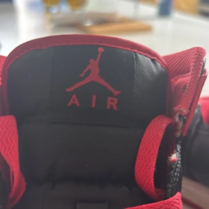 Air Jordan 1 mid - Air Jordan 1 mid black fire red Bra skick Storlek 40 