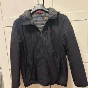 Ralph lauren jacka ( helt ny ) - Tja, säljer nu denna helt nya jackan ifrån polo Ralph lauren. Påse finns och den går att packa in till en liten påse. Den är givetvis äkta och priset kan diskuteras vid snabb affär. Jackan är i polyester och den är vattentät