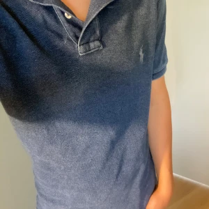 Ralph lauren pike - Riktigt snygg Ralph lauren pike med en unik jeans-look! Storlek S Skick 9/10  Nypris runt 1200kr Hör av dig vid fler frågor eller funderingar!