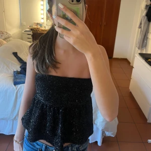 tubtopp - jätte snygg tubtopp från gina som passar perfekt till nyår!! har tyvärr blivit för liten för mig💕