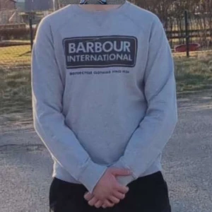 Barbour  - Säljer denna då den är för liten för mig, perfekt för att gå ut med sina vänner och imponera på de med denna fina hoodie från barbour. Lite sliten vid armarna men inget man tänker på. Pris kan diskuteras 