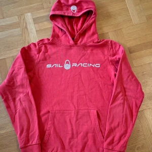 Sail Racing hoodie  - Röd Sail Racing Hoodie i storlek 160. Bra skick.