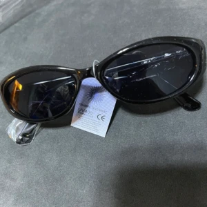 Svarta Smala Vintage Solglasögon  - Såååå snygga solglasögon! De år i en smalare modell villet ger dem den där vintage looken. Aldrig använda💕💕 Säljer även ett par likadana men i brun och guld!