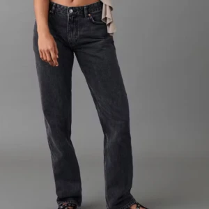 Low straight jeans - Jättesnygga nästan helt nya jeans från Gina Tricot! Använda bara tre gånger, säljer då jag har för många jeans  Färgen är mörkgrå  Har sytt upp dem med symaskin så att de passar mig som är 163