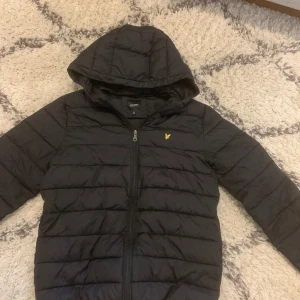 Lyle and scott jacka - Jag säljer min lyle and scott jacka i färgen svart i storlek 15/16. Jackan har tagits väl hand om och har inte tecken på användning.