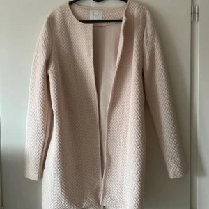 Kofta från Vila - Lång kofta från Vila utan knäppning.  Använd 2 gånger.  Ljusrosa. 