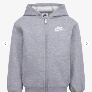 Grå Nike zip hoodie - Stl 137-147 grå Nike hoodie zip använd några gånger,säljer pga för liten🩷