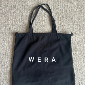 Tygpåse med märke Wera - Säljer denna tygpåse med märke Wera, superbra skick!!💗🫶🏼 Pirs kan diskuteras 