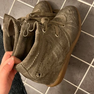 Isabel marant - Isabel marant skor som är väldigt välanvända men har fortfarande en del att ge! Skicket ser ni på bilderna och ett hål som man förmodligen kan sy, känner själv inte att det stör dock! Orginalboxen medföljer tyvärr ej💗 Pris kan alltid diskuteras 