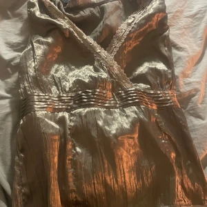 Fest topp - Vintage topp i grön skriv om du har några frågor , står ingen storlek men skulle säga att de e ca M