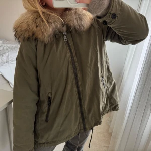 Jacka  - Så snygg vinterjacka från Blonde No.8 i storlek 36/s. Så så så fin!!! Och varm, perfekta vinterjackan. Pälsen är avtagbar och den har en så mysig luva🩷🌨️❄️☃️