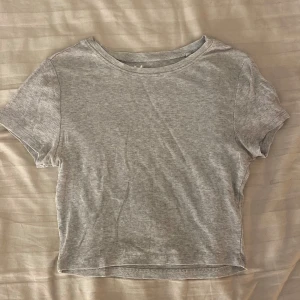 Grå ribbad t-shirt - Grå ribbad och kroppad topp💕Storlek M men passar även en person som har S