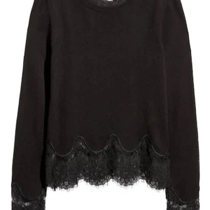 Jättefin blus från nakd  - jättefin blus med spets längst ner. bra skick 