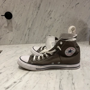 Converse All Star - Mörkgrå i mycket bra skick