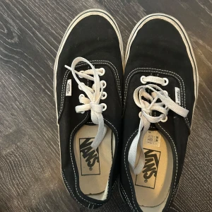 VANS skor  - Säljer dessa fina vit/svarta vans. Storlek S. Fint skick! 