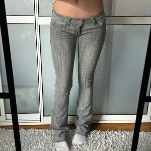 Lågmidjade bootcut jeans vintage grå - Vintage jeans, uppskattad storlek xs. Innerbenslängd:84 midjemått:35 stretch till 40. Köp sker via köp nu, jag postar inom 24h. Kvar tills markerad såld 