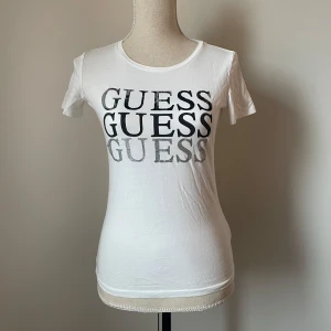 Guess T-shirt - Super tuff t-shirt från Guess med silver print 🪩 storlek XS (obs! lite flagning i loggan) 