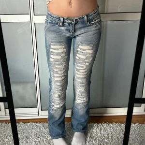 Lågmidjade bootcut jeans  - Jaded london liknande jeans. Storlek ”8” dvs xs. Innerbenslängd: Har varit upsydda sedan upsprättade, finns lite spår av detta. Innerben:75 midjemått:36 stretch till 39. Köp sker via köp nu, jag postar inom 24h. Kvar tills markerad såld 