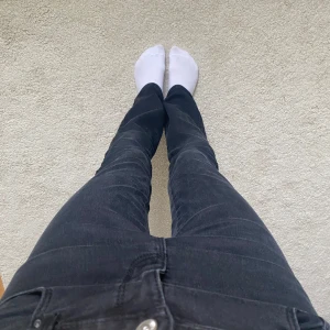 Svarta jeans från ONLY - Säljer ett par svarta jeans från ONLY i bra skick. De är ”bootcut”. Jätte snygga! Midjan är låg/mid waist!👏🏼 Midjemått rakt över 30cm Innrebensömen är 72cm