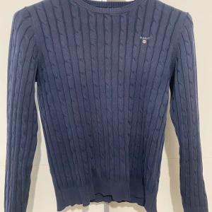 Mörklblå GANT tröja dam💙 - Tröjan är 1 år gammal och knappt använd. Priset ligger på 200 men kan diskutera och sänka.💙