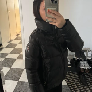 Colmar Jacka - Säljer en jacka som använts en vinter, men är i mycket bra skick och fungerar som ny. Justerbar längst ner för bättre passform. Köpt för ca 4000 kr. Kontakta mig om du är intresserad!