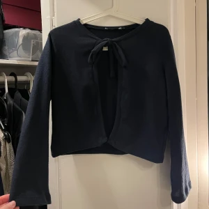 Kofta knytbar - Knytbar marinblå kofta, använd få gånger.