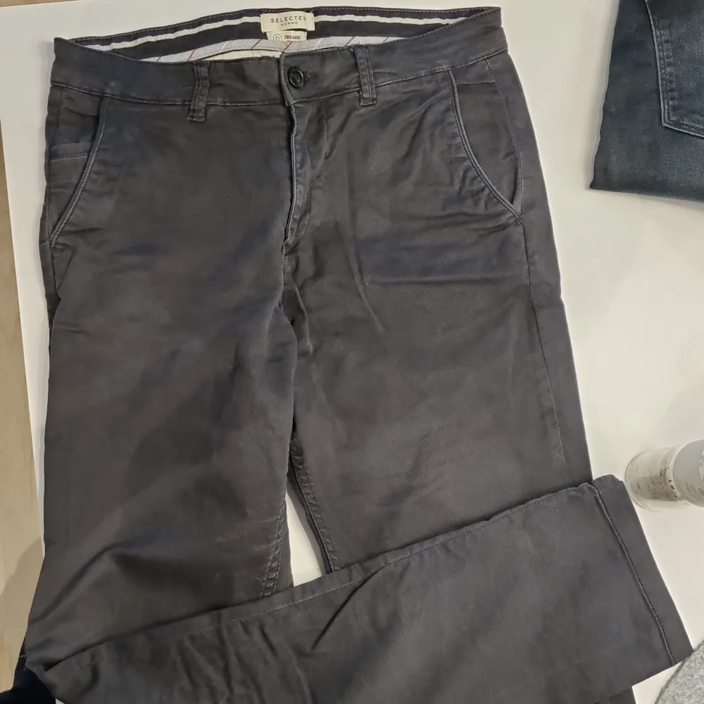 Rak chinos något avsmalnande ben nertill. Storlek 31/34 Finns i Svart, Grön, Navy. Jeans & Byxor.