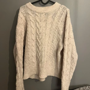 Stickad tröja - Säljer denna super gosiga stickade tröjan då den tyvärr blivit för liten❣️