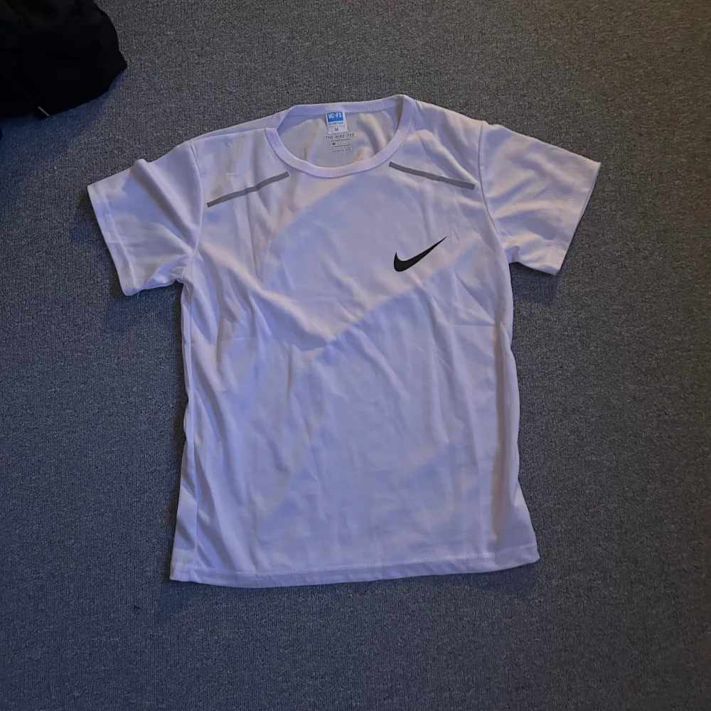 Nike set. Små i storleken som S och XS typ. Pris diskuteras vid snabb affär!!. Sportswear.