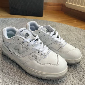 Vita New Balance 550  - Säljer ett par snygga vita New Balance 550 sneakers. Perfekt för vardag och perfekt till dig som vill ha stil.( Använda 2-3 gånger)  (Låda medföljs) ( Ny pris 1700kr) Något ni undrar tveka inte på att skriva! 