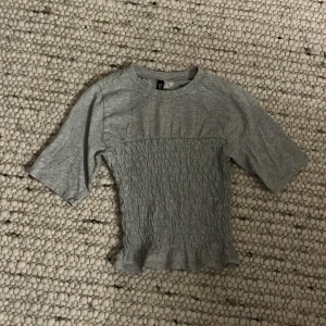 Smockad topp hm - Säljer denna eftertraktade topp från hm. Aldirg använd pga för liten. Skriv för fler bilder osv.