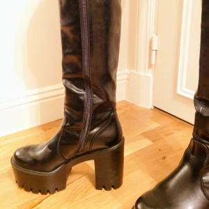 Platåstövlar - Svarta platåstövlar i fuskskinn 