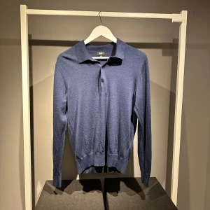 Blå pikétröja från Uniqlo - Säljer en stilren blå pikétröja från Uniqlo. Den är i storlek:S och har använts ett fåtal gånger. Är i välidgt bra skick.