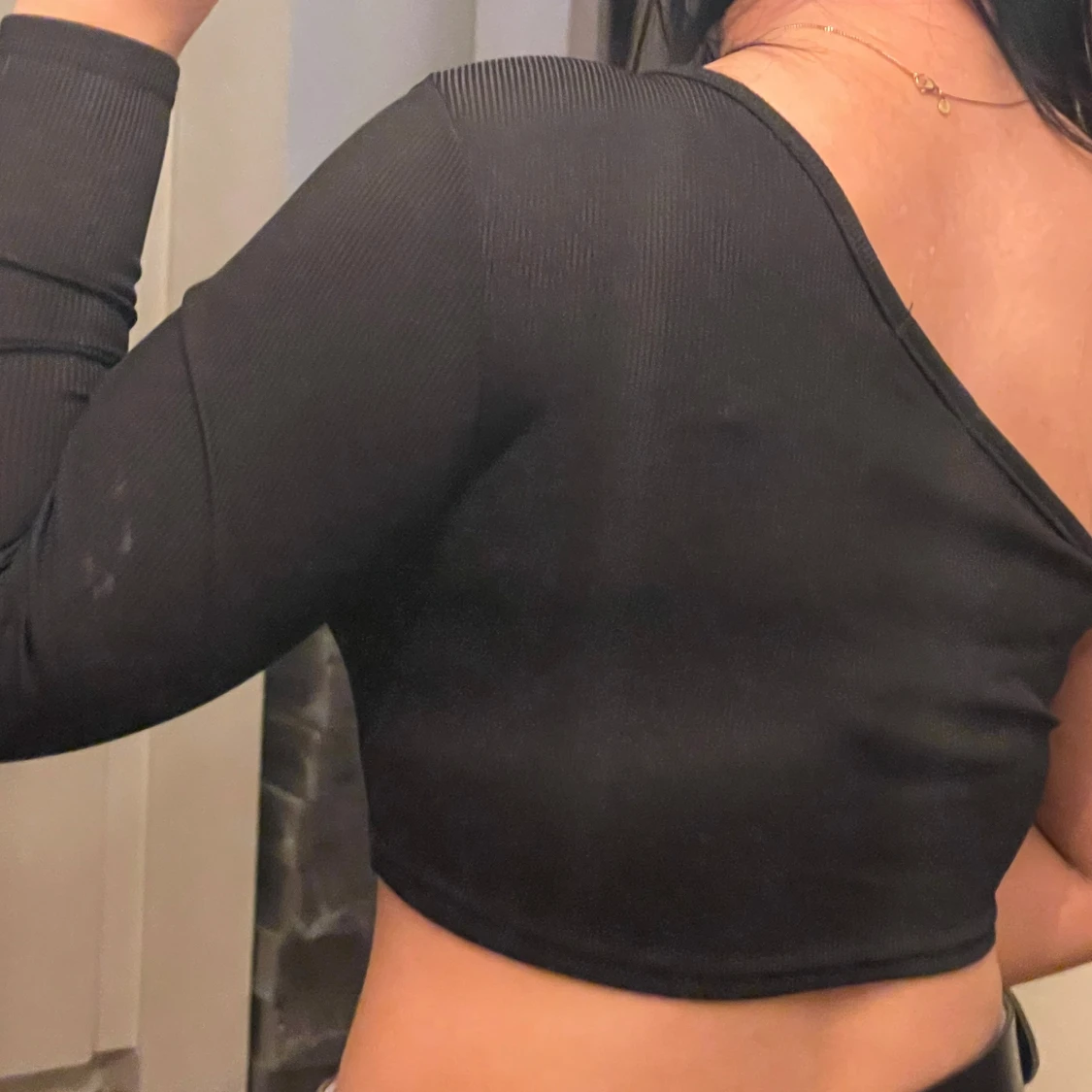 Svart oneshoulder topp - 90