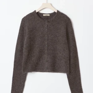 Grå kofta från Gina tricot  - Säljer en supermjuk och stilren grå kofta från Gina tricot. Denna fina färg och ofta slut i butik. Den är använd 1 gång och är i mycket bra skick, är i storlek S men passar mig som är M. Köptes för 500kr, säljes för 350kr men kan diskuteras.