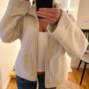  Teddyjacka - Sååå fin teddyjacka som är slutsåld på hm🥰🥰🥰 jättefin ich är i bra skick i storlek M! Kom privat för frågor eller fler bilder! 