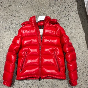 Moncler Maya - Hej! Säljer nu en moncler maya size 2. Använd runt 5 gånger. Allt og följer med. Pris 7500kr